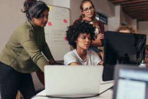 Microsoft lança cursos grátis para capacitar 100 mil mulheres no mercado de TI