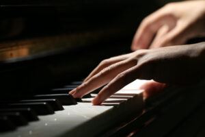 Alunos de piano e percussão se apresentam na Sala FUNDEC