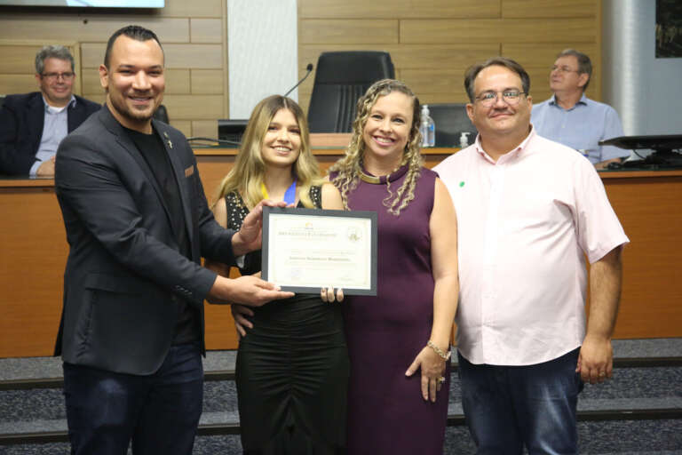 Homenageada estudante que conquistou prêmios em olimpíadas de matemática, astronáutica e robótica