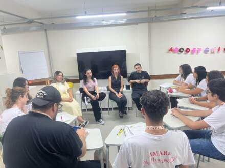 Universitários da Facens dão oficinas de informática para jovens do Projeto Grande Aprendiz, no Instituto Dona Mara