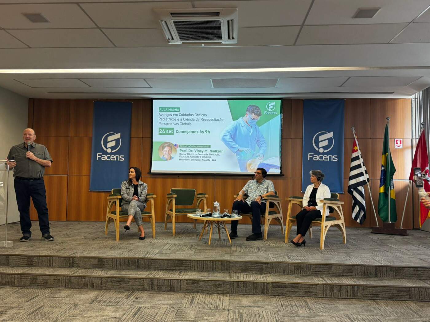 Médico referência em ressuscitação pediátrica visita o Brasil e dá aula para profissionais e estudantes de saúde