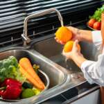 Higienizar alimentos com vinagre ou bicarbonato não elimina bactérias; especialista dá dicas