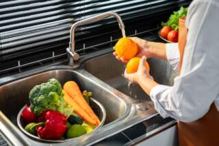 Higienizar alimentos com vinagre ou bicarbonato não elimina bactérias; especialista dá dicas