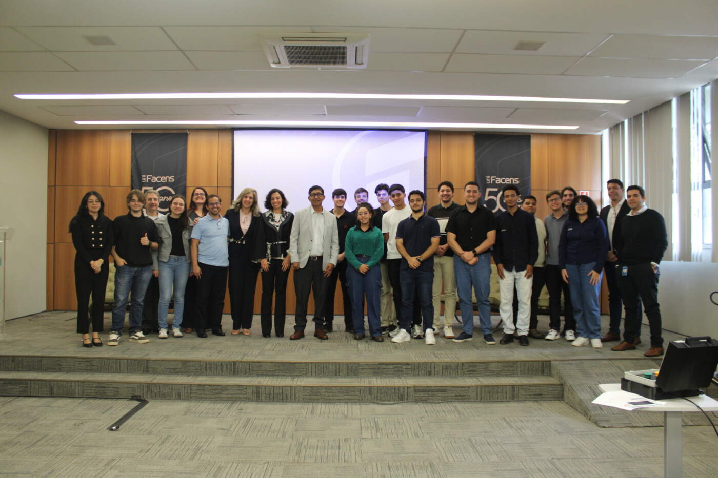 UniFacens recebe visita de representante global da Qualcomm