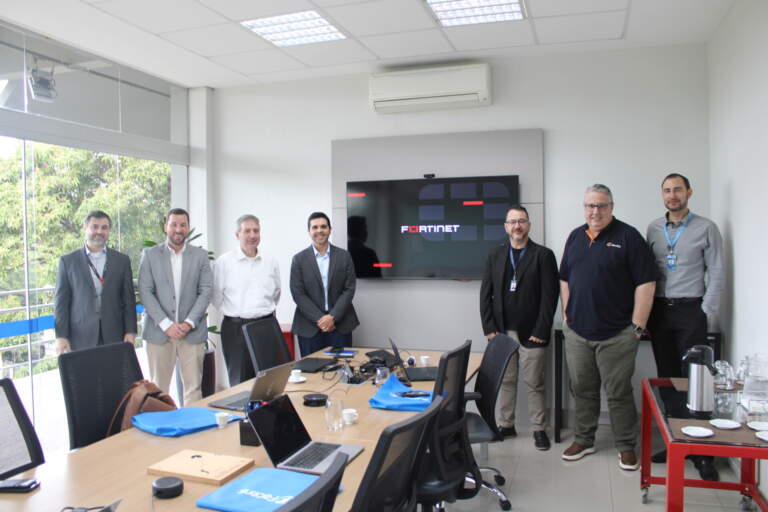 UniFacens recebe representantes da Fortinet para discutir inovação e oportunidades de parceria