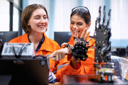 Engenharia Mecatrônica ou Engenharia de Controle e Automação: qual escolher?